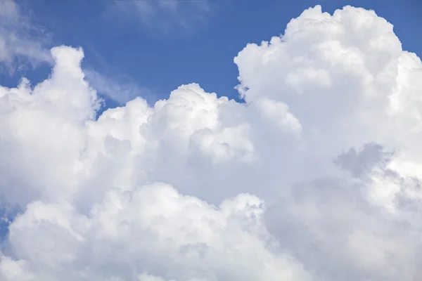 Lucht met witte wolken — Stockfoto