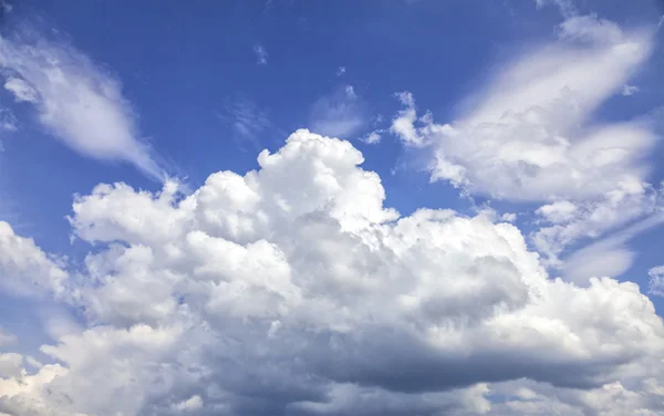 Nubes blancas esponjosas — Foto de Stock