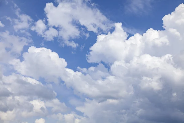 Nubes esponjosas en el cielo — Foto de Stock