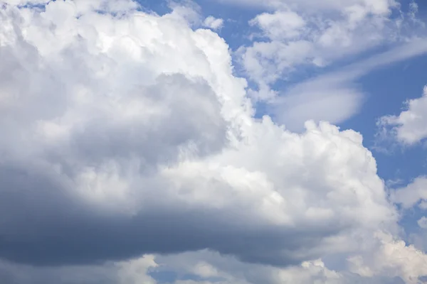 Cielo azul con nubes — Foto de Stock