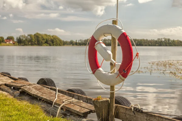 Rettungsring am See — Stockfoto