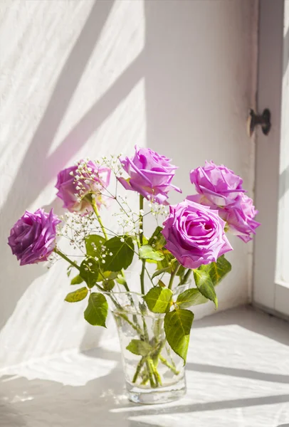 Τριαντάφυλλα σε παλιό παράθυρο — Φωτογραφία Αρχείου