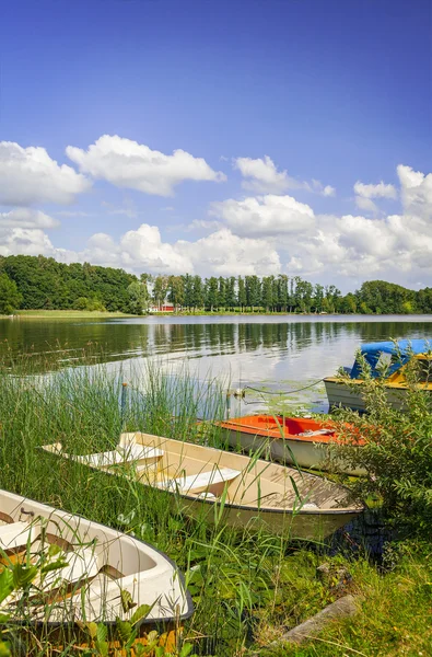 Bateaux au bord du lac Ivo — Photo