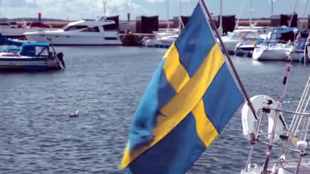 Schwedische Flagge auf Segelboot. — Stockvideo