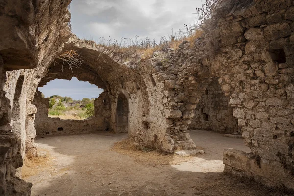 Zijkant geruïneerde Byzantijnse ziekenhuis — Stockfoto