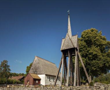 Ahşap çan kulesi ile eski kilise