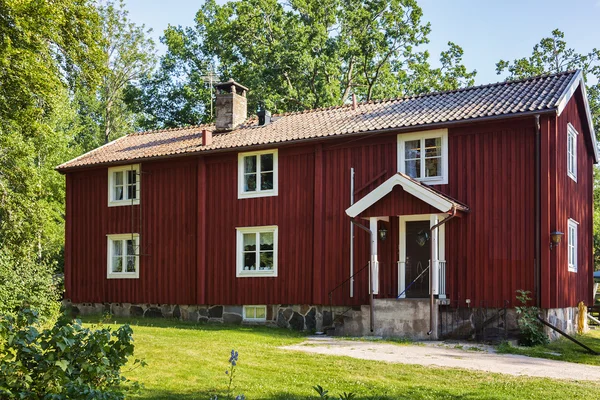 Traditionele rode houten huisje — Stockfoto