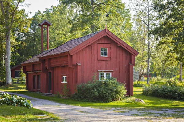 Traditionelles rotes Bauernhaus — Stockfoto
