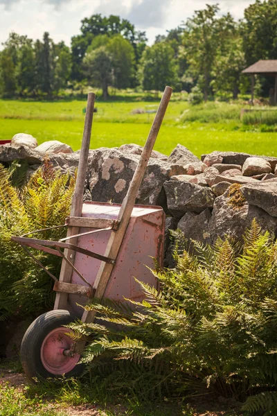 Wheelbarow a falnak — Stock Fotó