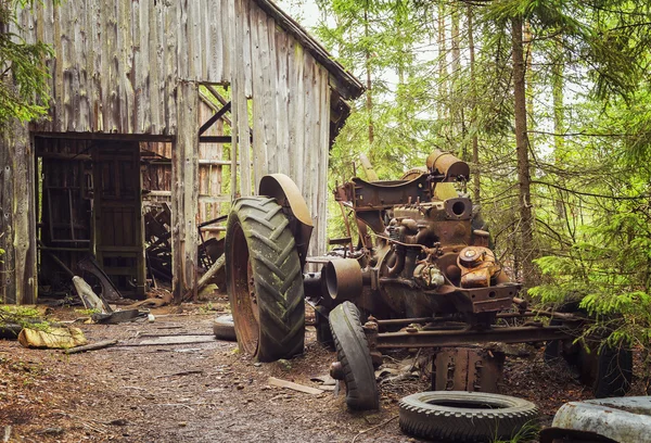 生锈的废弃的拖拉机 — 图库照片