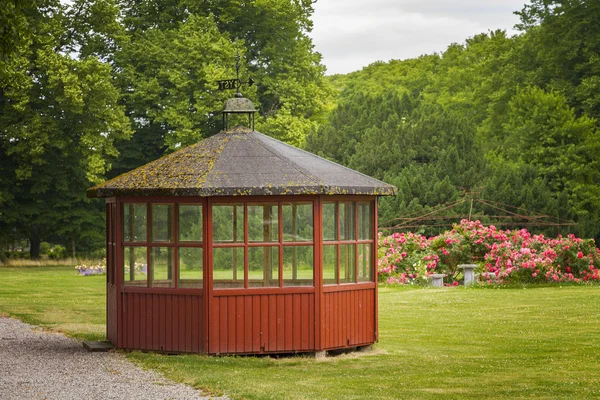 Gazebo en exuberante jardín — Foto de Stock