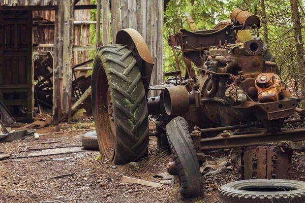 버려진된 녹슨 트랙터 — 스톡 사진