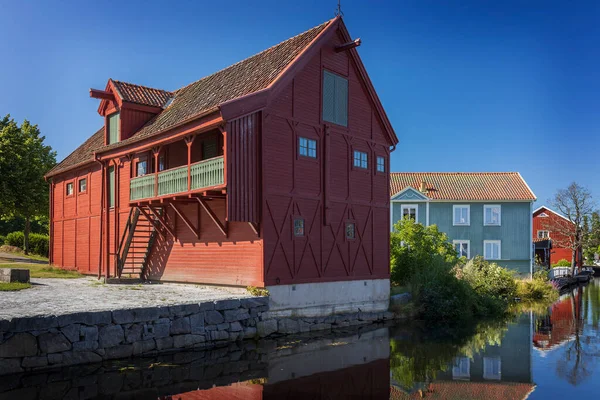 スウェーデンのロンニービーの小さな町の運河による歴史的建造物 — ストック写真