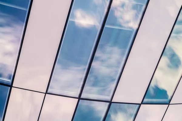 Detalj Modern Arkitektur Med Blå Himmel Och Fönster Reflektioner Stockbild