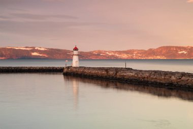 Norveç 'teki Trondheim fiyordunda deniz feneri..