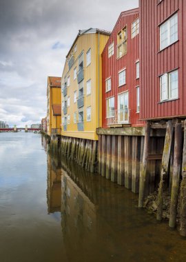Nidelva nehri boyunca renkli binalar, Trondheim, Norveç.