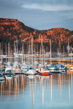 Skansen 'in küçük tekne limanı. Rondheim, Norveç.