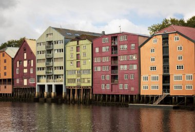 Nidelva nehri boyunca renkli binalar, Trondheim, Norveç.