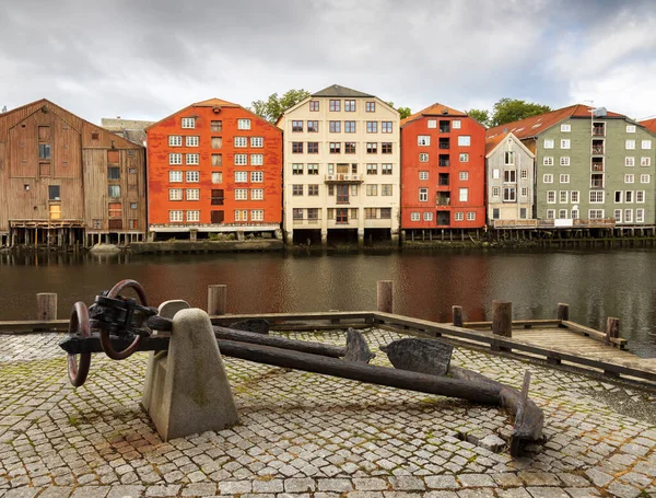 船锚和五彩斑斓的建筑物建造在奈德瓦河上 挪威特隆赫姆 — 图库照片