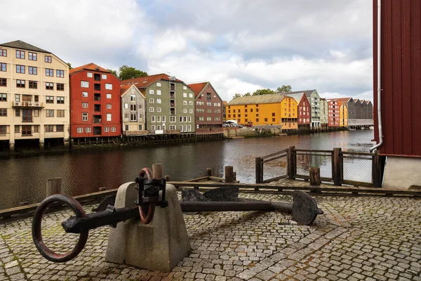 Fartyg Ankra Och Färgglada Byggnadervid Floden Nidelva Trondheim Norge Royaltyfria Stockfoton