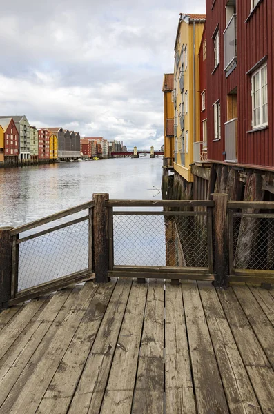 挪威特隆赫姆内德瓦河沿岸五颜六色的建筑物 — 图库照片