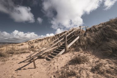 Kumsala çıkan tahta merdivenler. Angelholm, İsveç.