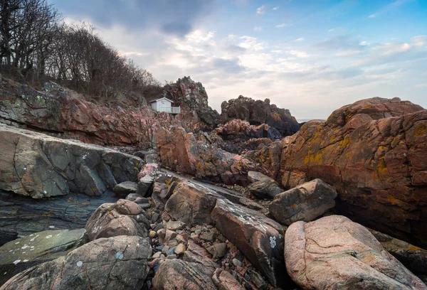 端に小さなケージと劇的な崖の風景 スウェーデンのアーリル — ストック写真