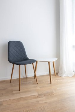 Parlak modern bir iç mekan Pencere kenarında bir koltuk.