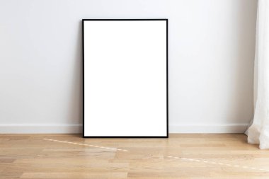 Dikdörtgen, ahşap döşemeli bir odada durarak maket yapın..