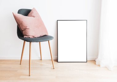 Model çerçeve ve sandalyeyle modern iç mimari.