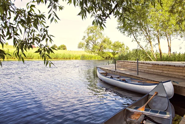 Canoes by the river — Stock Photo, Image