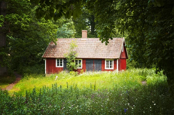 Punainen mökki — kuvapankkivalokuva