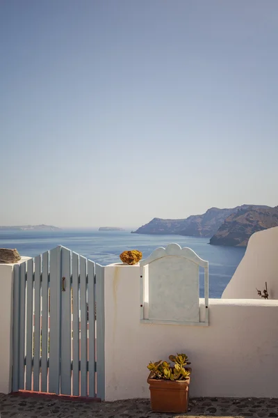 Portão de madeira em santorini — Fotografia de Stock