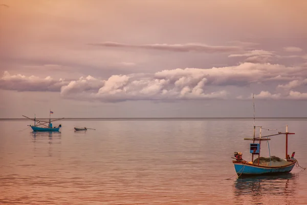 Рыбацкие лодки на рассвете — стоковое фото