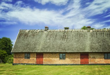 Thatched çatı ahır