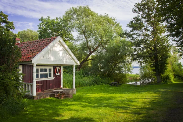 Letní domek u jezera — Stock fotografie