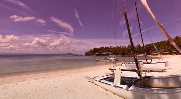 Sail boats on tropical beach — Stock Photo, Image