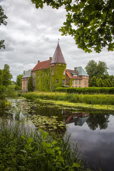 Ortofta castle and moat — Stock Photo, Image