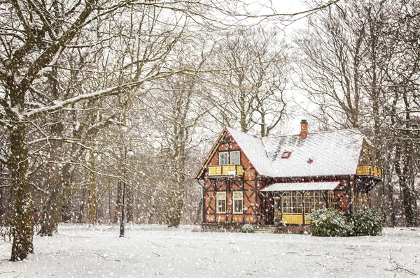 House in falling snow — Stock Photo, Image