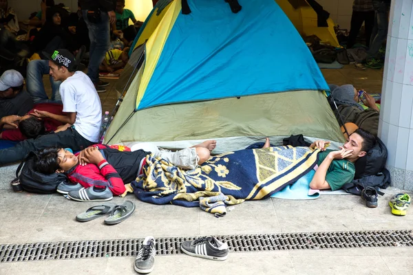 Vluchtelingen gestrand in het ondergrondse gedeelte van de Keleti trein — Stockfoto