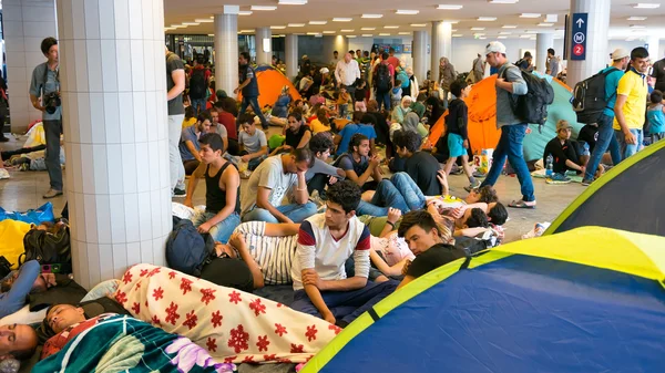 Refugees camping at the Keleti Train station in Budapest — Stock Photo, Image