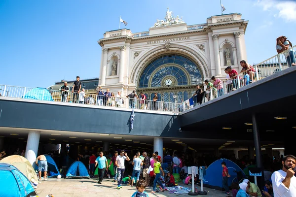Refugees in front of the Keleti Train station in Budapest — Stock Photo, Image