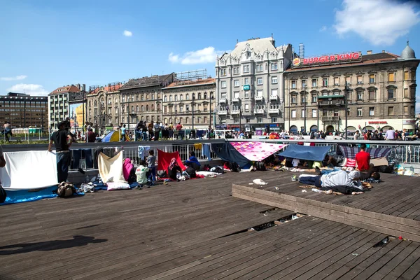 Refugees and Migrants stranded at the Keleti Trainstation in Bud — Stock Photo, Image
