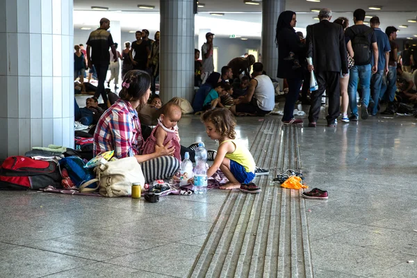 Нелегальних іммігрантів кемпінгу на Keleti розклад руху в Budapes — стокове фото