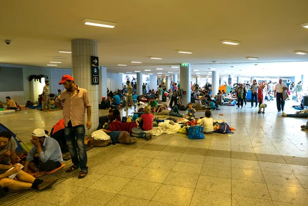 Refugees camping at the Keleti Train station in Budapest — Stock Photo, Image