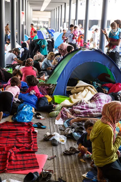 Refugees stranded in the underground section of the Keleti Train — Stock Photo, Image