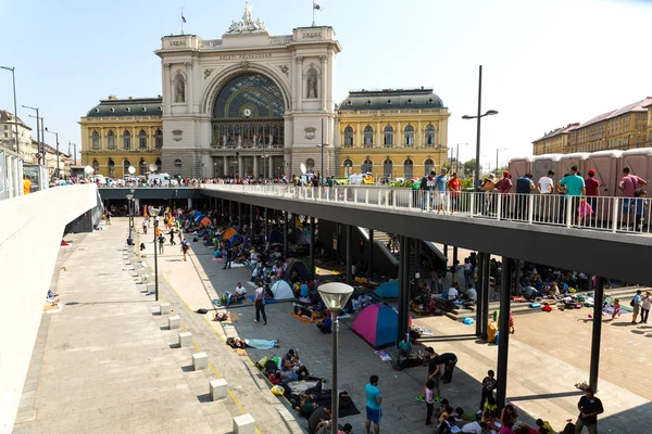 Stranded Refugee and Migrants camping in front of the Keleti Tra — Stock Photo, Image