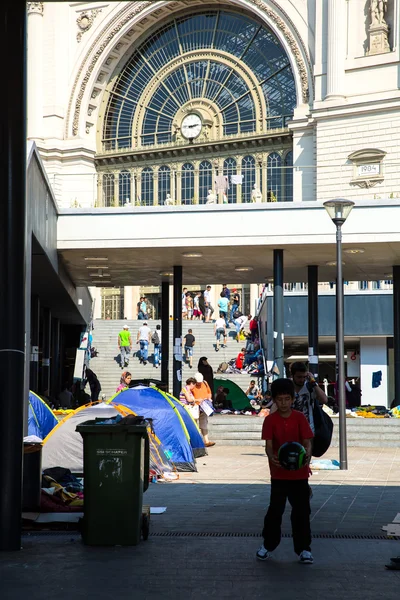 Нелегальних іммігрантів кемпінгу на Keleti розклад руху в Budapes — стокове фото