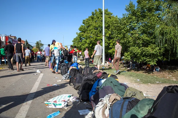 Wachten lijn van vluchtelingen in Tovarnik — Stockfoto