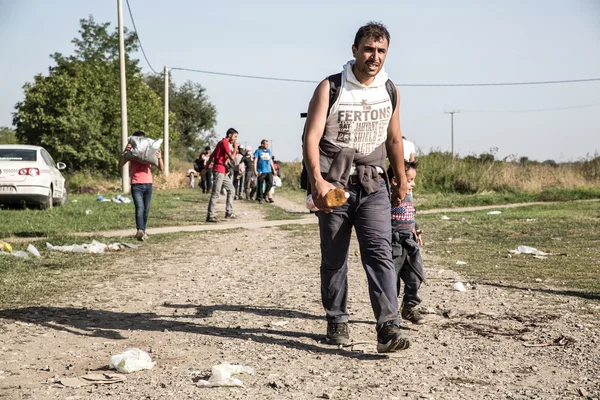 A határt átlépő Tovarnik-a Szerbiából menekült — Stock Fotó